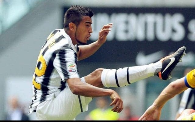 ビダルがユーベデビュー戦で決めたアクロバティックなジャンピングボレー【ファースト・ゴールズ】