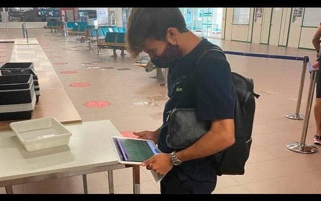 リキ・プッチ、バルサBのプレーオフ勝利をタブレット越しに見届ける