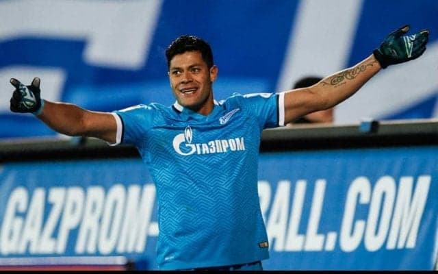 まるでピンポン玉！フッキがあえて狭いコースに強烈キックを叩き込む【ビューティフル・フリーキック】