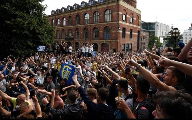 17年ぶりの昇格でリーズサポーターがやり過ぎ、投げたビンで女性警官が頭部に深刻な負傷