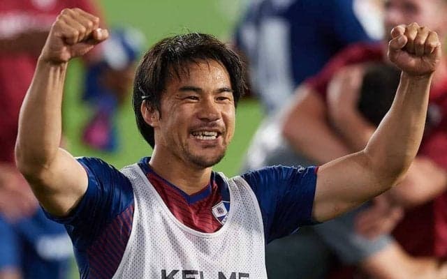 岡崎慎司、優勝トロフィー持つ1枚公開　弾ける笑顔に反響「ボクらの誇り」「神です」