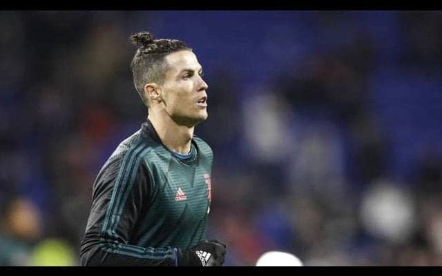 C・ロナウドのサイン入りシャツが落札 全額寄付へ