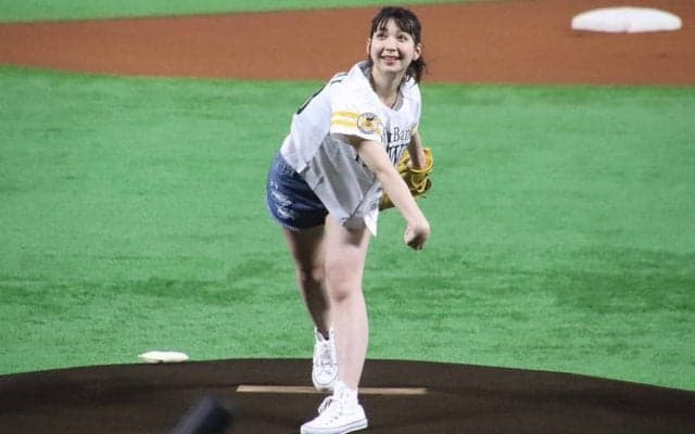 美女の可愛い笑顔にうっとり　HKT松岡菜摘さんが待望の始球式“第1投”
