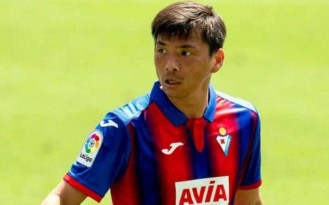 乾貴士、スペインの“闘将”と豪華2ショット　ド緊張の1枚に反響「ほんまもん」