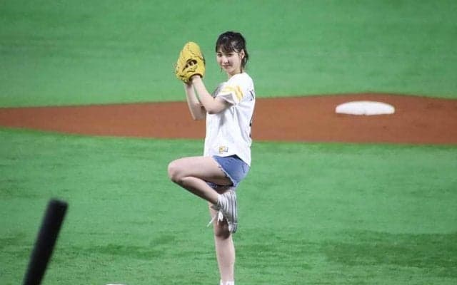 「お顔もフォームも綺麗」美女の1球がファン魅了 HKT48松岡菜摘さんがスリーバウンド投球