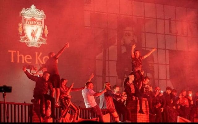 やっぱり騒いじゃった！ 30年ぶりトロフィー授与でリバプールサポーター集合も解散命令