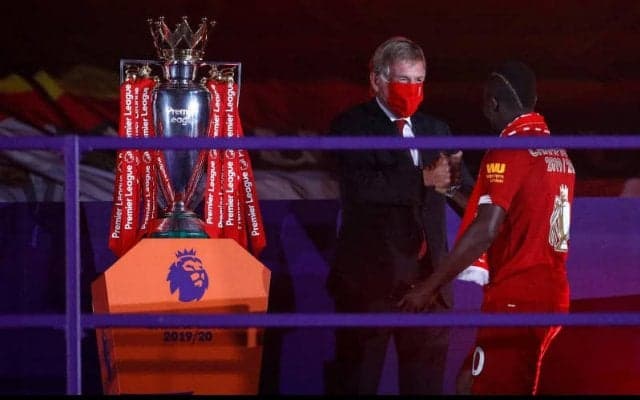 キャラガー氏が優勝セレモニー中のマネにインタビュー！「愛している」とまさかの告白