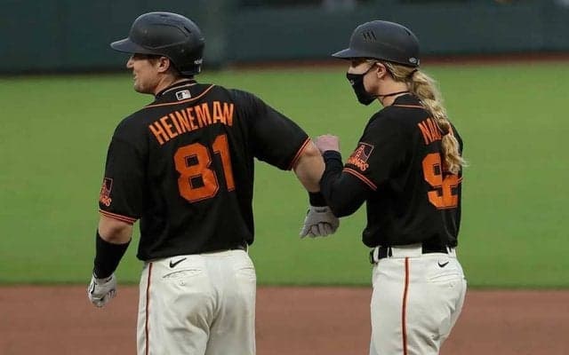 【MLB】初の女性コーチが一塁ベースコーチでデビュー　華麗な姿にファン「すごくクール」