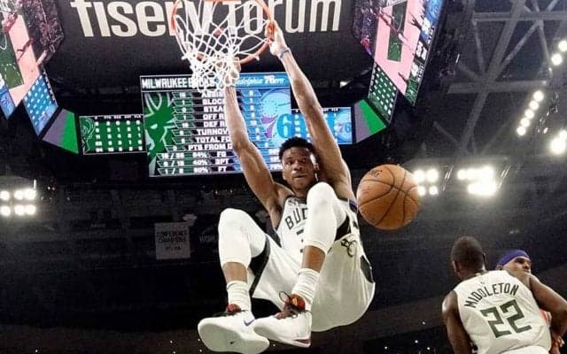 【NBA】背中に目が!?　ヤニス、真後ろへのノールックパスに米仰天「エグい」「なんだこりゃ」