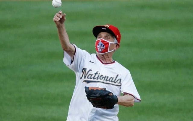 【MLB】開幕戦に登場　“時の人”の大暴投始球式に米喝采「今年80歳だぞ！アメージングだ」