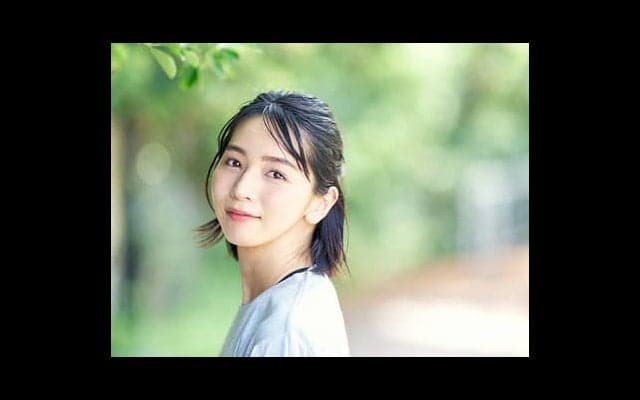 傳谷英里香さん、「ビーチスタート」を初体験。足を上げて波のパワーを回避！