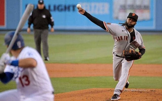 【MLB】全てを惑わすジャイアンツ右腕の“クネクネ投法”　ファン爆笑「酔ってるだろ」