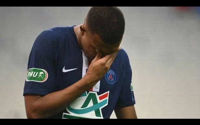 涙の負傷交代をしたエムバペ...CL出場は絶望的か