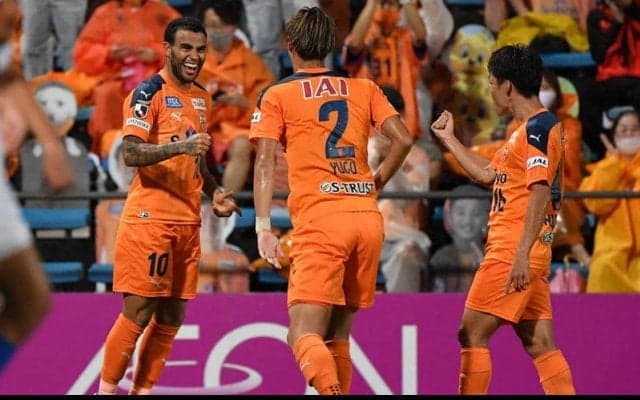 分厚い牙城をセットプレー4発で打破した清水が今季初勝利! 大分は終盤2発も3連敗《J1》