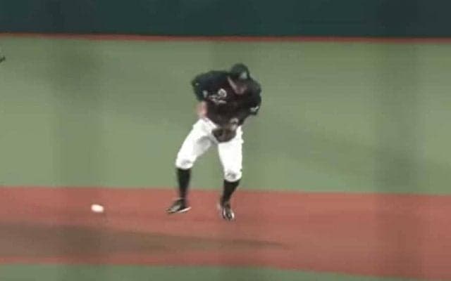 「痛いはずなのに平然」「イレギュラーがひどい」　ロッテ中村奨の“顔面トス”にファン称賛