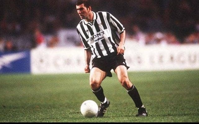 誰もが騙される！ジダンがゴール前で見せた絶妙キックフェイントからのエレガントゴール【インクレディブル・ゴールズ】