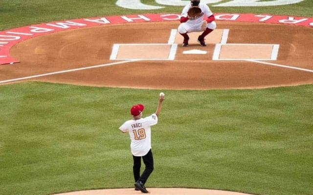 【MLB】“激レア”始球式が野球カードに　79歳大暴投が5万枚完売で話題「歴史的セラーだ」