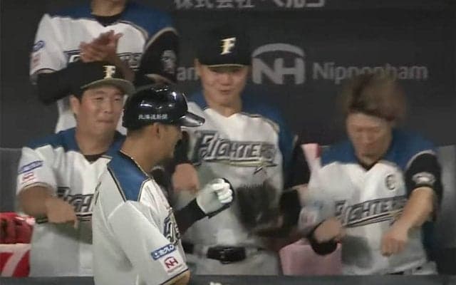 「清宮なにしてるの？」　ハム中田の超特大アーチを祝う“珍応援団”にファン爆笑