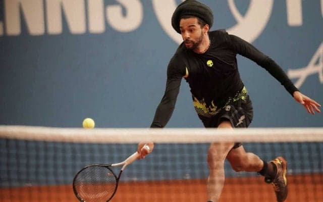 ダスティン・ブラウン、飛ぶ鳥のごときダイビングボレーを披露