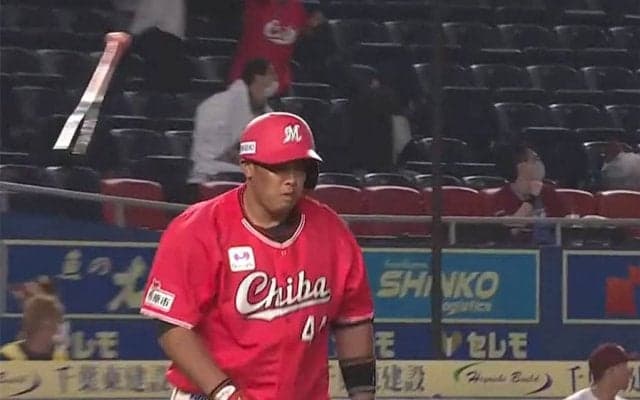 「まるで漫画のようなバット投げ」…ロッテ井上が見せた確信歩きにファン歓喜