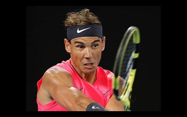  ナダル、マスク着用で集合写真 