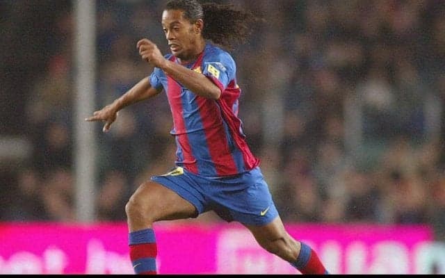 クラブの救世主となった伝説のファンタジスタ、ロナウジーニョが決めた圧巻のバルサ初ゴール！【ファースト・ゴールズ】