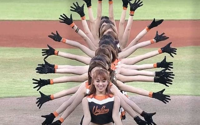 【始球式名場面】美女たちの手が何本も…一糸乱れぬ台湾チアの華やかな“千手観音”投法