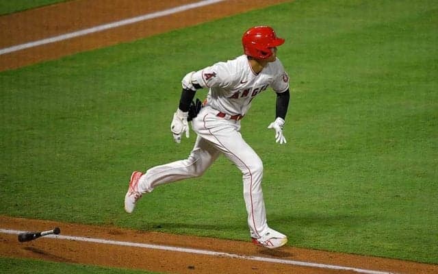 大谷翔平、今季1号は地面スレスレ“曲芸弾”　MLB公式衝撃「どうやって打った？」