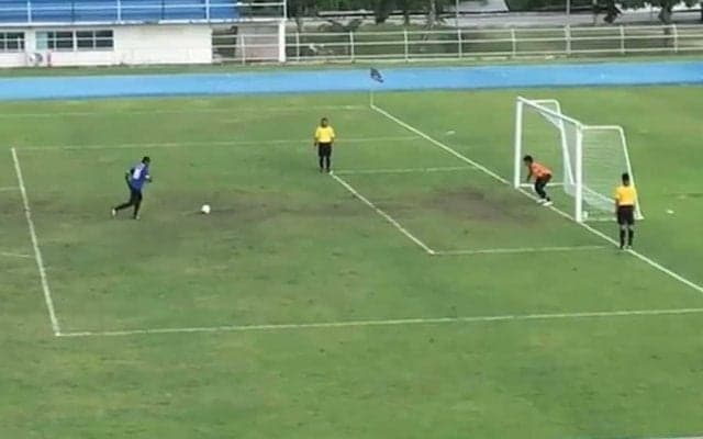 世界でバズった奇跡弾　伝説の“8秒遅れのPKゴール”に甦る笑撃「現実とは思えない」