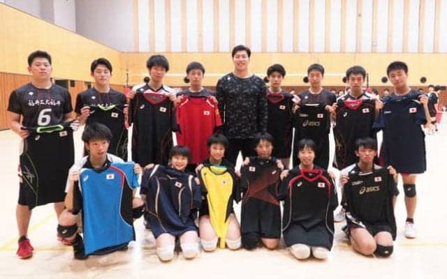 バレー代表清水邦広が母校をサプライズ訪問して激励「インターハイがなくなり落ち込んでいたが、清水選手に元気をもらった」（林主将）