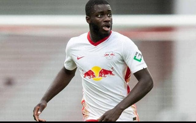 ライプツィヒがビッグクラブ注目のDFウパメカノと早期契約延長、2023年まで契約