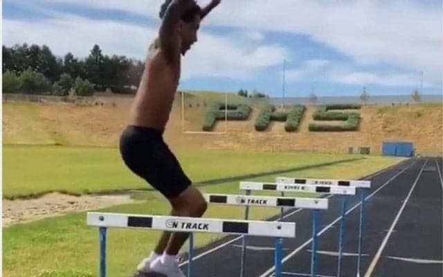 驚異の米陸上選手、助走なし106cmハードル連続跳びに仰天「彼は人間ホッピングだ」