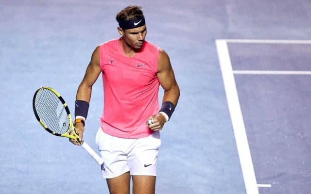 バックハンド方向へ走りながらノールックで右を抜くナダルのミラクルショット