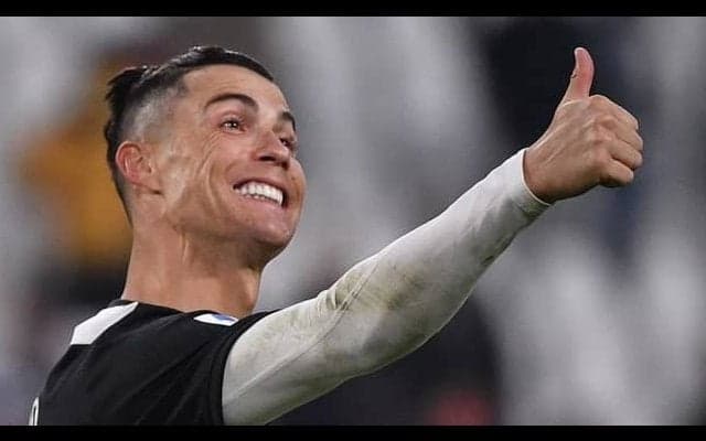 C・ロナウド、世界限定500台の超高級車と日光浴「景色は自分で選ぶもの」