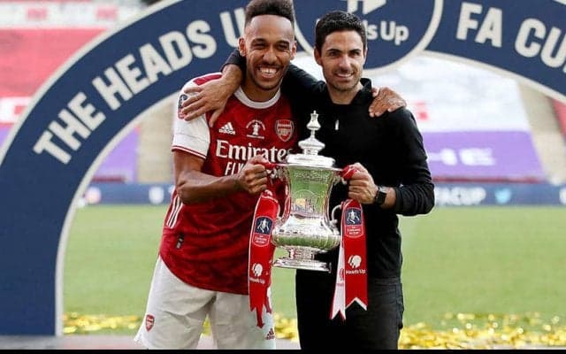 アーセナル指揮官アルテタがFA杯優勝に歓喜！ 去就揺れるオーバの残留にも期待寄せる