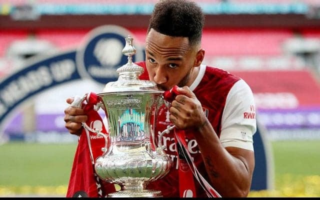 FA杯優勝に導く2発のオーバ、去就訊かれるも濁す 「今はみんなと喜び合いたいだけ」