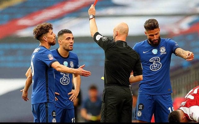 FAカップ決勝で“MOM”のアンソニー・テイラー主審に多くの批判の声…疑惑の退場etc…