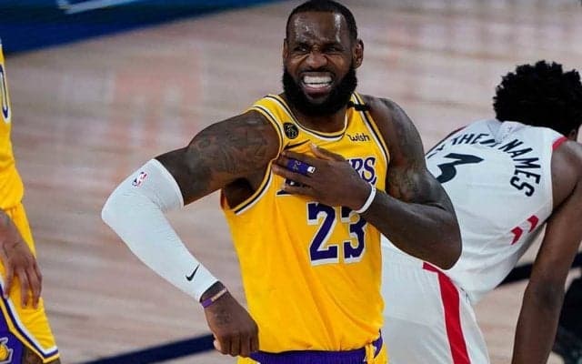 【NBA】背後からレブロンが忍び寄る　強烈“ハエ叩きブロック”に米驚愕「野獣だ」「不滅だ」