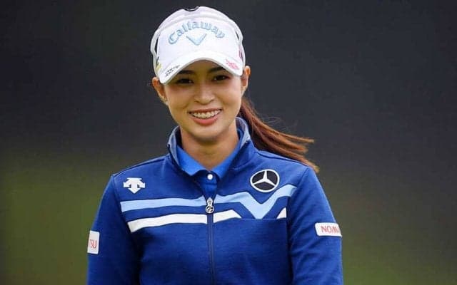 柏原明日架がキュートに体育座り　お茶目な日傘ショットに反響「ポーズも可愛い」