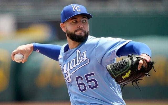 強烈ライナーを爪先で“アシスト”　MLBで起こった華麗な足技に米称賛「クレイジー」
