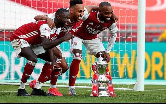 アーセナル、FA杯優勝後にローヌ・ダービー勃発？　ラカゼットの後輩イジリにオーバが助け舟