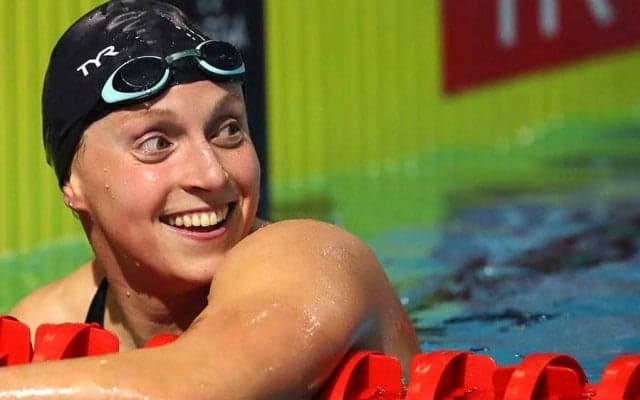 頭上のミルクを一滴も…　米競泳女王の“神業クロール”に米感嘆「何でも出来ちゃう」