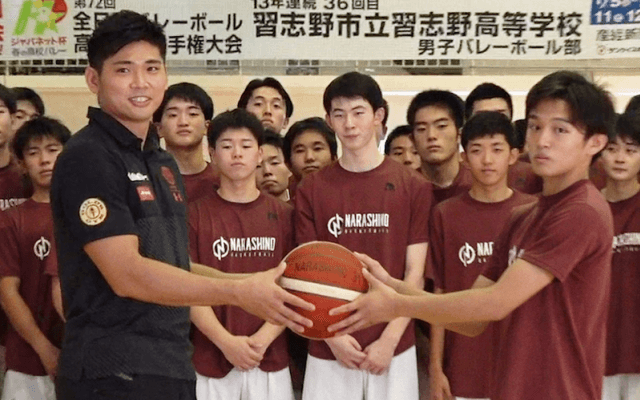 原修太が母校に“31”個のボールとプロテインを寄贈、コート外の活動にも注力するようになったきっかけとは？