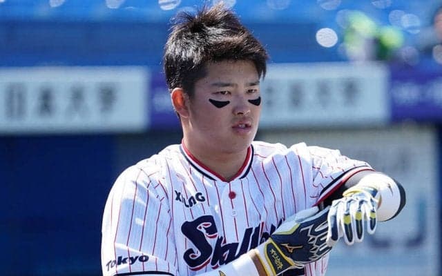 ヤクルト村上が自分から水を…歓喜のお立ち台で先輩に萎縮した映像が話題