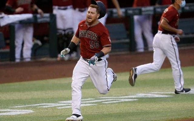 【MLB】ボールと外野手が追いかけっこ？…予想外に跳ね返る間に起きたランニング弾の珍事
