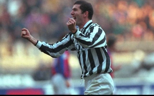 ゴール不可避！ジダンがオールド・トラフォードで沈めた高速FK【ビューティフル・フリーキック】