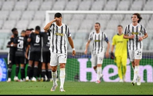 アウェイゴール差でリヨンが10季ぶりベスト8進出！ ユーベは疑惑のPKに沈み反撃及ばず…《CL》