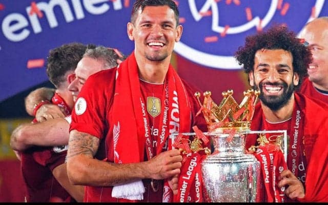 元リバプールDFロブレンが加入12日でトロフィー獲得！ プレミアのトロフィーリフトから2週間経たず