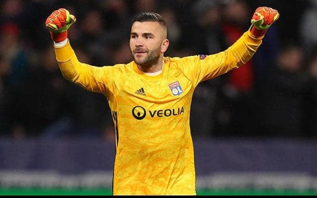 リヨン守護神が“エア・セレブレーション”!　無人のアウェイスタンドでCL8強を一人祝う