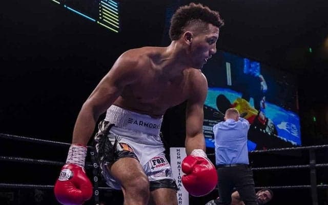 ノールックパンチが不発？　相手嘲笑う22歳世界王者に米指摘「意味ないじゃん（笑）」